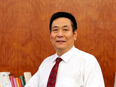 畢國軍：教育學博士、深圳市名校長