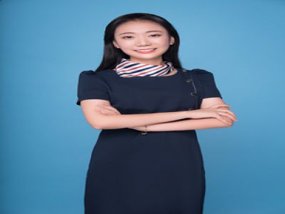 石秋童:美術(shù)，畢業(yè)于四川美術(shù)學(xué)院，成績(jī)優(yōu)異，獲得四川美術(shù)學(xué)院畢業(yè)設(shè)計(jì)學(xué)院獎(jiǎng)，大學(xué)期間在心田美術(shù)兼職兩年，有豐富的教學(xué)經(jīng)驗(yàn)。