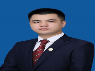 榮元長(zhǎng)中學(xué)地理教師，畢業(yè)于西南大學(xué)，曾在成都金堂實(shí)驗(yàn)中學(xué)工作三年，從事高中地理教學(xué)工作。獲得成都市教師微課大賽二等獎(jiǎng)，所教高中畢業(yè)班成績(jī)優(yōu)異。后就職于深圳，期間外派東南亞兩年，擔(dān)任參加全國(guó)聯(lián)考的華僑生、港澳臺(tái)學(xué)生地理教學(xué)工作，所負(fù)責(zé)項(xiàng)目組連續(xù)四學(xué)期零投訴。 