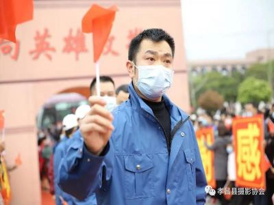 榜樣的力量2：逆行“請戰(zhàn)”湖北，妻子為他點贊！