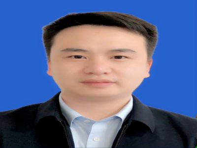 張蜀梁:35歲，中學(xué)一級(jí)教師大學(xué)本科，帶過九屆高三，成績(jī)優(yōu)異，性格活潑開朗，熱愛寫作。曾獲地市級(jí)先進(jìn)班主任、地市級(jí)優(yōu)質(zhì)課競(jìng)賽一等獎(jiǎng)、縣級(jí)高考先進(jìn)工作者