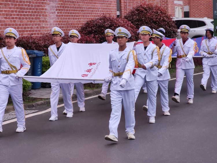 德育之窗|驛路梨花處處開，雷鋒精神代代傳 